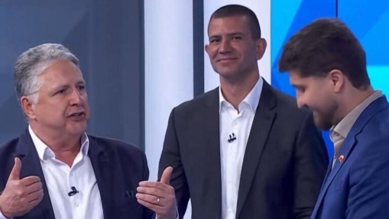 Garotinho cita programa Leitinho Feliz em debate e candidatos seguram riso