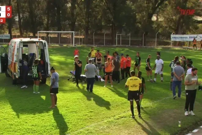 Zagueira sofre convulsão após choque em partida do Mineiro Feminino