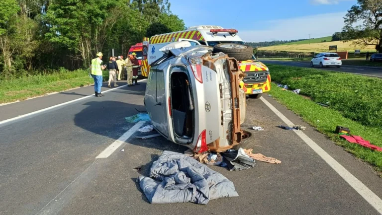 Carro bate placa na BR-376 e passageira fica gravemente ferida em Ponta Grossa