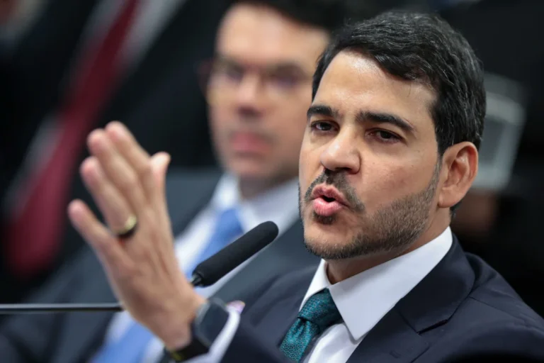 Messias critica uso ostensivo da Justiça por Flávio Bolsonaro contra cidadãos