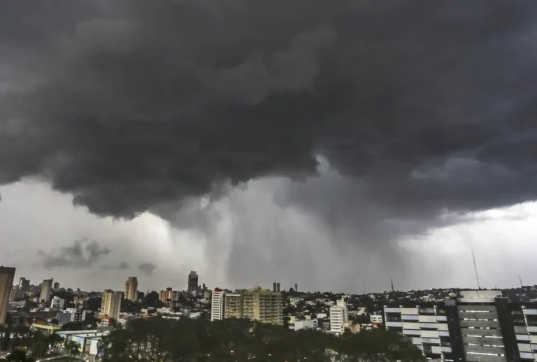 Inmet alerta para tempestade com granizo e ventos de 60 km/h no Paraná