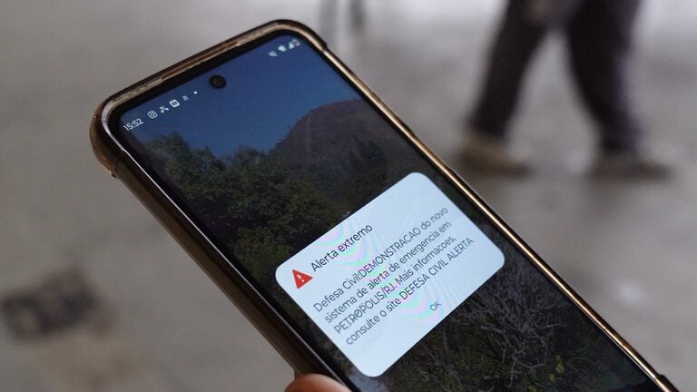 Defesa Civil do Paraná orienta cadastro para receber alertas no celular