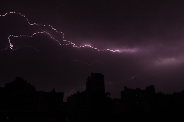 Simepar alerta para risco alto de temporais no Paraná entre sexta e sábado