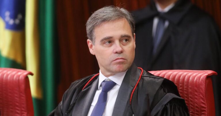 Decisão de Mendonça intensifica crise no STF, avalia colunista