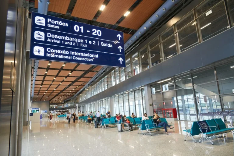 Buraco na pista suspende voos no Aeroporto de Confins em Belo Horizonte