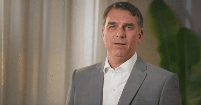 Plataformas de previsão indicam Flávio Bolsonaro com 59% de chance de vencer eleição