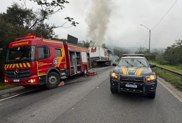 Incêndio em caminhão interdita totalmente BR-376 em Guaratuba