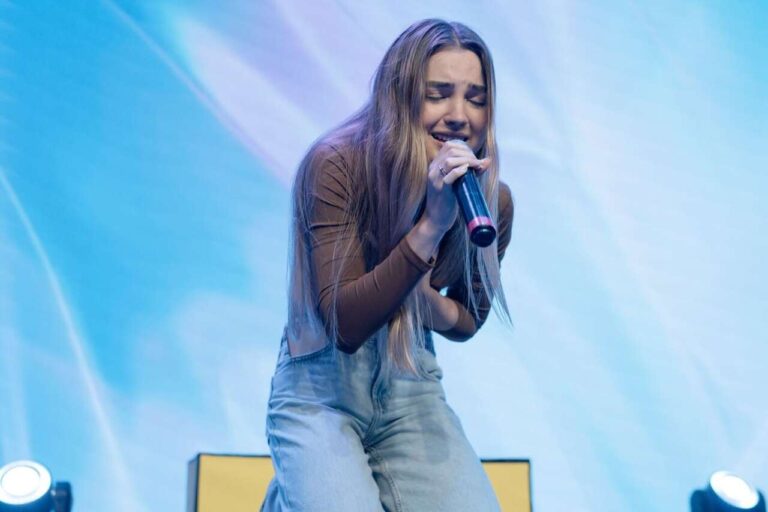 Cantora Esther Duran recusa cantar música secular por compromisso com louvor