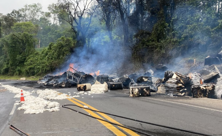 Caminhão com carga de algodão pega fogo e interdita BR-376 no Paraná