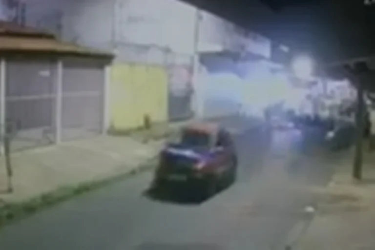 Motorista bate em três carros, foge e abandona passageiros em Ceilândia