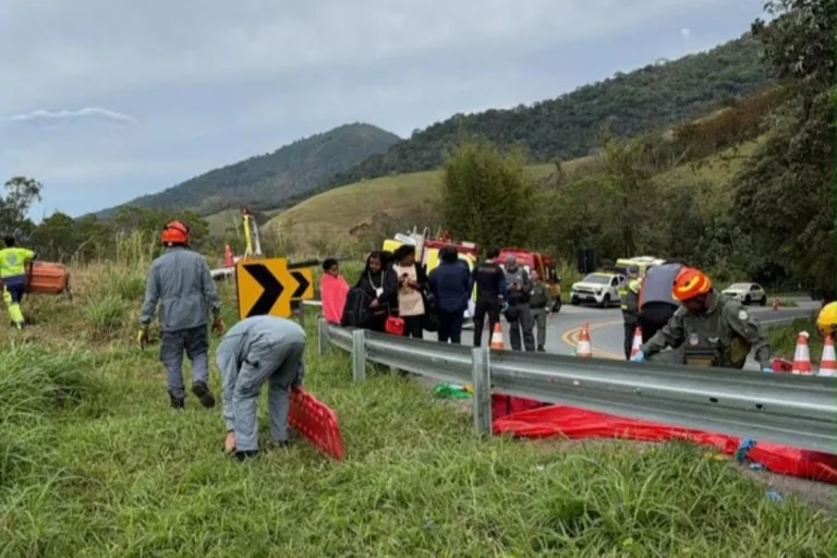 Ônibus fretado cai em ribanceira e deixa seis mortos em Cruzeiro