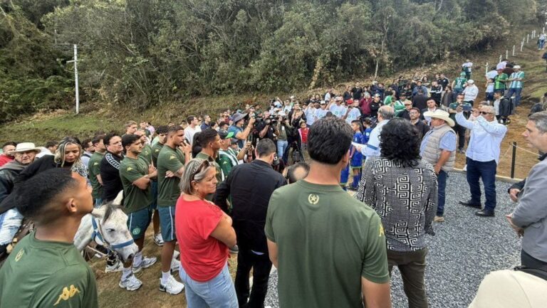 Chapecoense visita memorial da tragédia de 2016 na Colômbia antes de amistoso
