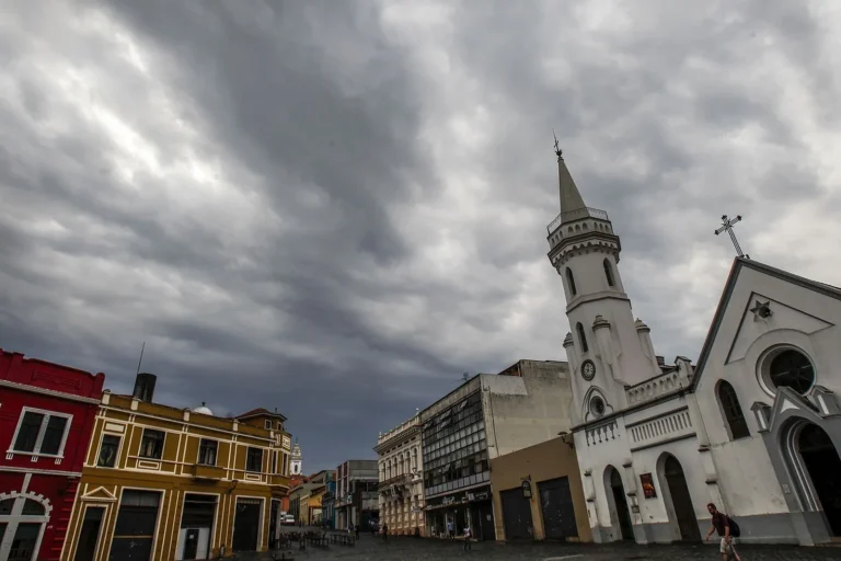 Inmet alerta tempestades no Paraná com risco de granizo e ventos intensos