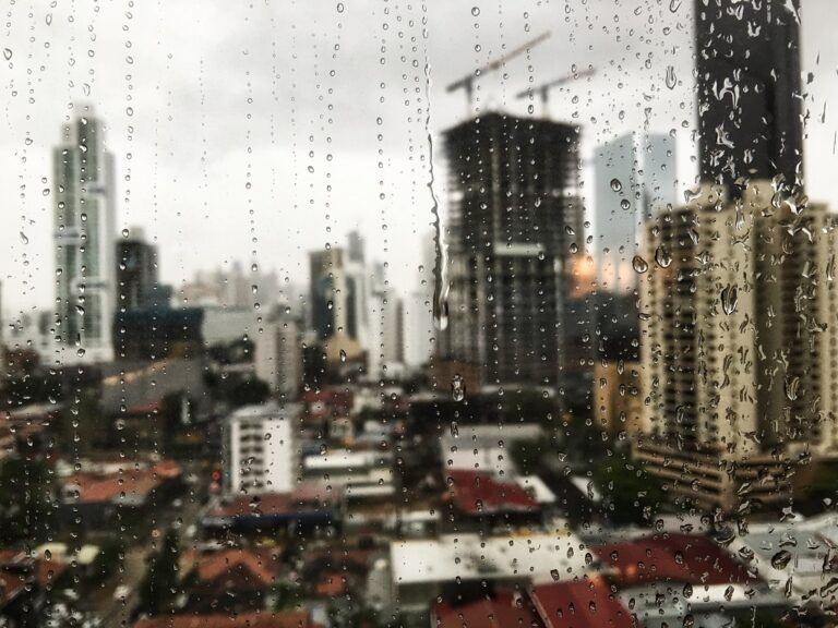 Chuva prolongada no Paraná revela problemas em tubulações e sistemas de drenagem