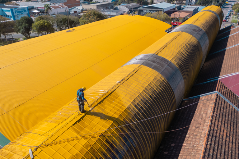 Prefeitura de Curitiba realiza limpeza nas coberturas das Ruas da Cidadania