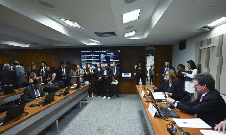 Comissão Mista do Congresso aprova MP que zera imposto sobre compras internacionais