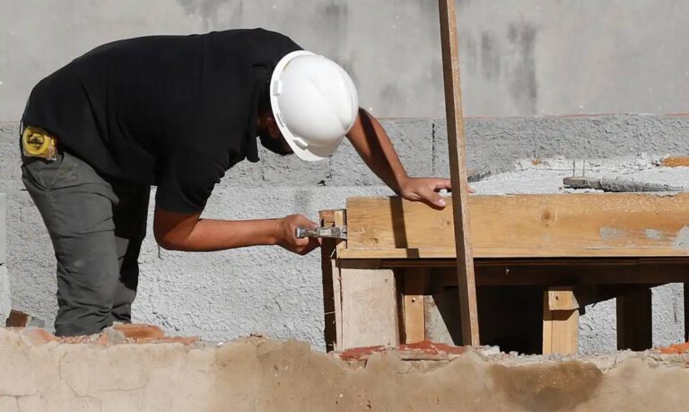 Construção civil resiste a juros altos com vantagem estrutural no varejo
