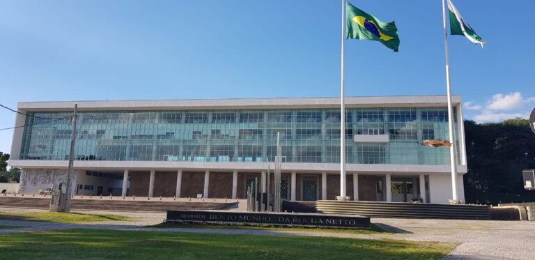 Candidatos ao governo do Paraná intensificam campanha nas ruas neste sábado