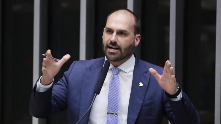 Governo Lula demite Eduardo Bolsonaro do cargo de escrivão da PF