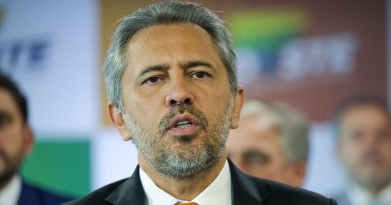 Elmano de Freitas disputa reeleição como governador do Ceará pelo PT
