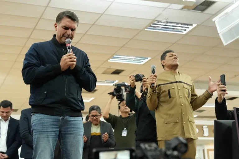 Flávio Bolsonaro cumpre agenda em templos evangélicos de São Paulo