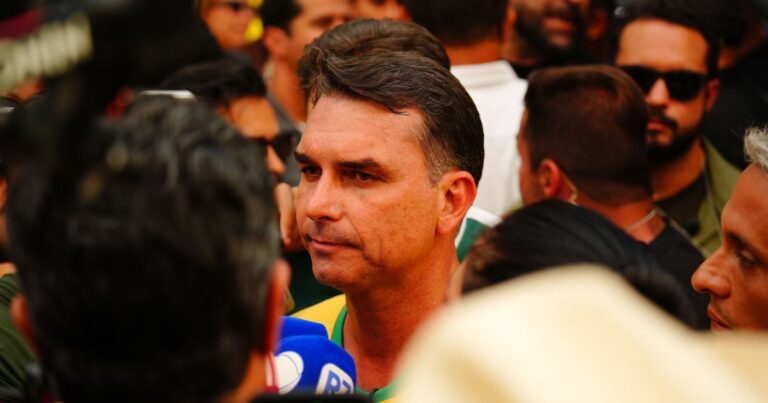 Flávio Bolsonaro elogia nota da CNBB que nega participação em fake news