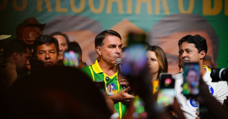 Flávio Bolsonaro critica Lula e diz que presidente está afundando o Brasil