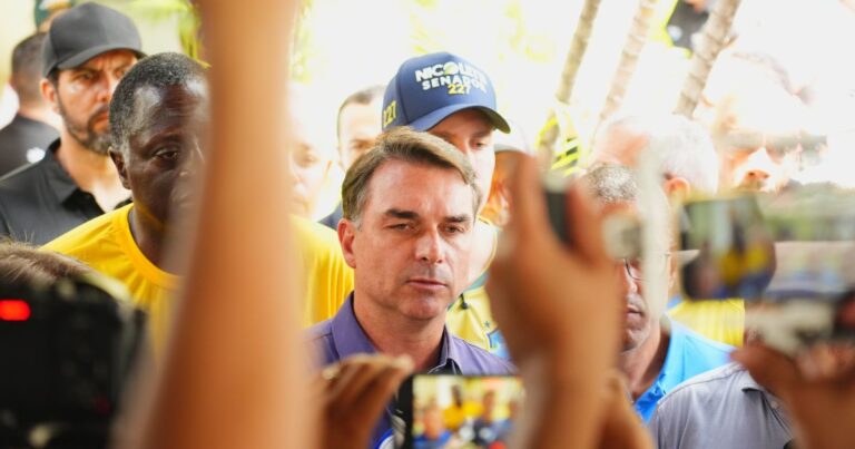 Flávio Bolsonaro intensifica campanha no Sudeste na reta final do primeiro turno