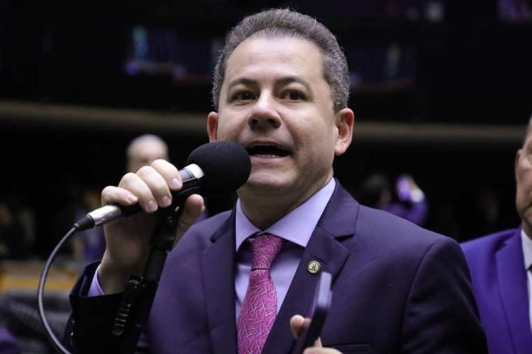 Polícia Federal investiga deputado Cezinha de Madureira por tráfico de influência