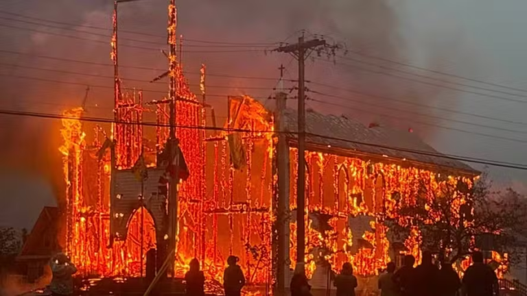 Polícia prende suspeito após incêndio criminoso destruir igreja centenária no Canadá