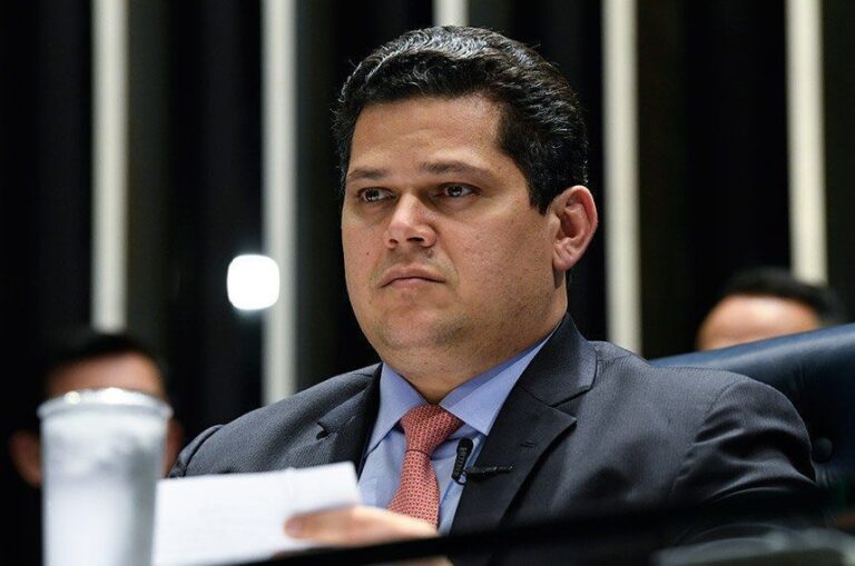 Alcolumbre critica Moraes e cita caso de Flávio Bolsonaro com banqueiro