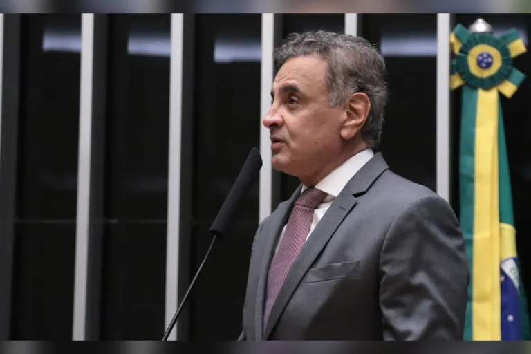 Sarney pede votos para Aécio Neves em campanha ao Senado por Minas