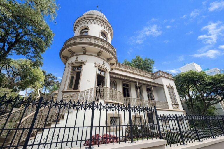 Curitiba restaura dois imóveis históricos na região central