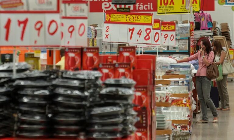 Vendas no varejo do Brasil recuam 0,8% em julho e frustra expectativas