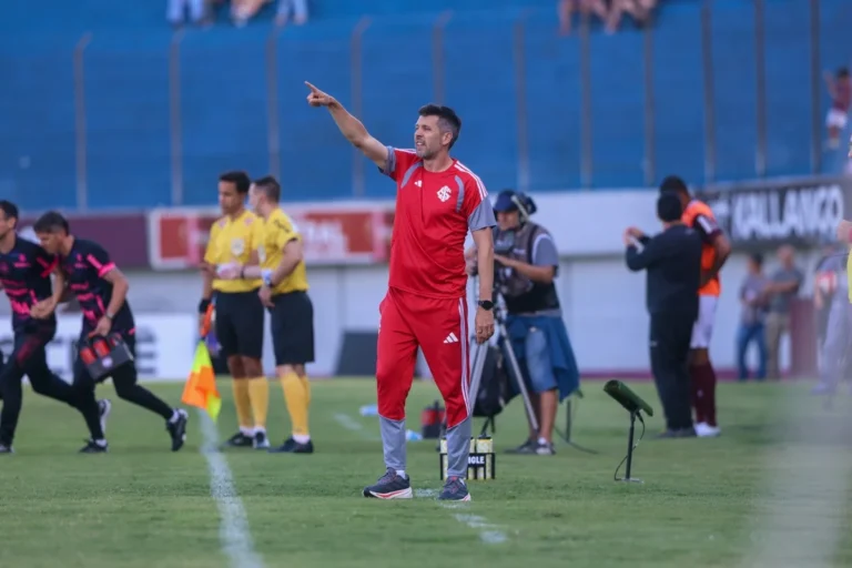 Internacional demite Paulo Pezzolano após derrota para São Paulo