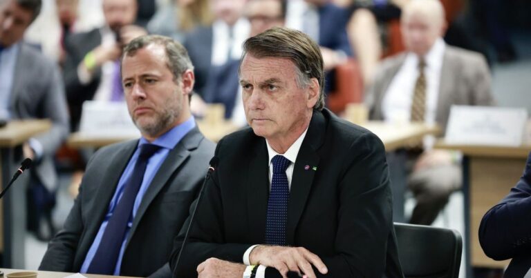 Defesa de Bolsonaro pede ao STF liberdade e revisão de condenação por golpe