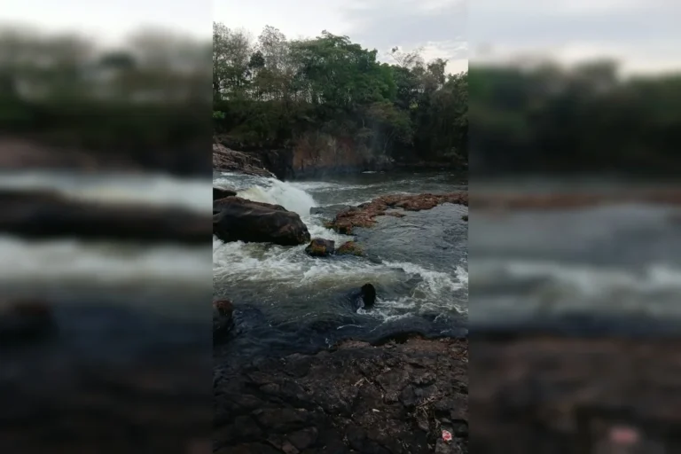 Jovem de 19 anos morre afogado após escorregar em pedras no Rio Claro em Goiás