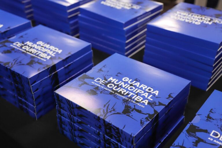 Prefeitura de Curitiba lança livro sobre 40 anos da Guarda Municipal
