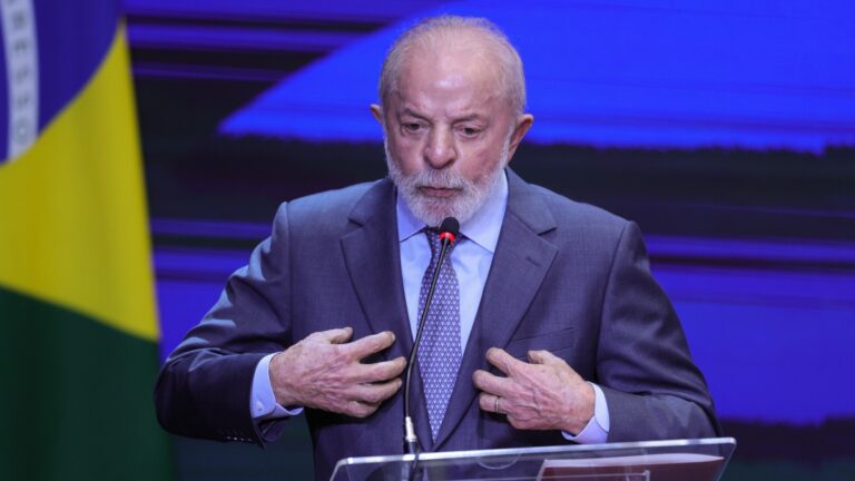 Coligação de Lula pede cassação de Flávio Bolsonaro por rede de perfis colaborativos