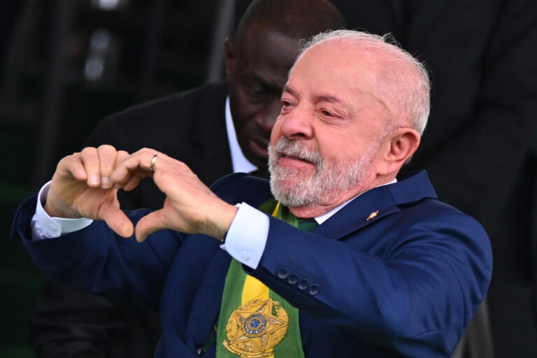 Coluna critica aumento de Bolsa Família e promessas de Lula a duas semanas da eleição