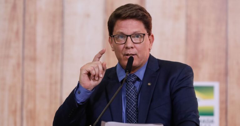 Dino proíbe deputado Mario Frias de sair do Brasil sem autorização