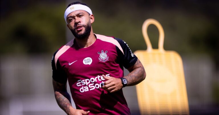 Torcidas organizadas cobram mudanças no Corinthians em visita ao CT