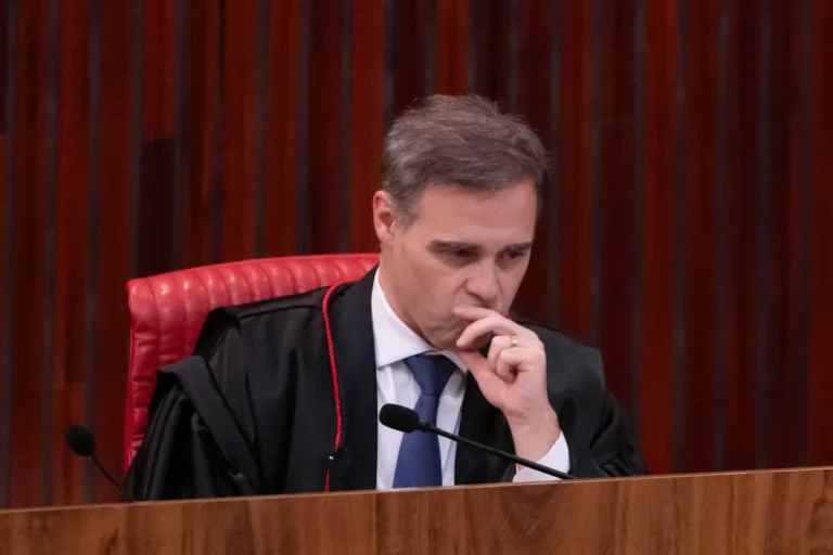 Mendonça vota por manter exclusão de posts sobre Nossa Senhora e Bolsonaro