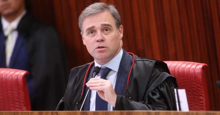 Mendonça resiste a pressão e diz que derrubar sigilo de celular compromete inquérito