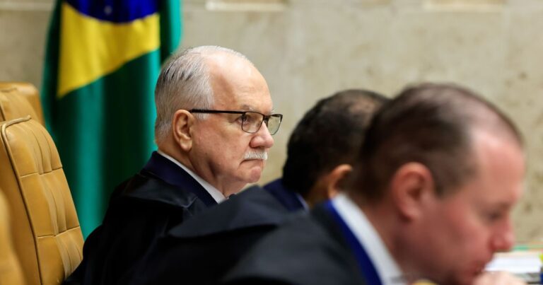 AGU diz que Fachin restaura ordem ao suspender decisões de Mendonça e Dino