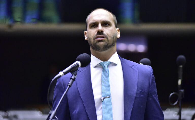 Eduardo Bolsonaro critica Moraes e denuncia corrupção em condenação do pai