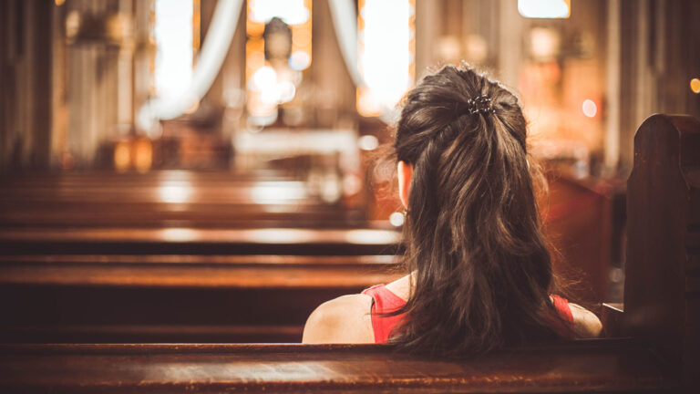 Tribunal de Maine permite pai proibir filha de frequentar igreja com mãe