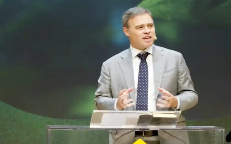 André Mendonça destaca missão da Igreja e papel do Brasil em culto em São Paulo