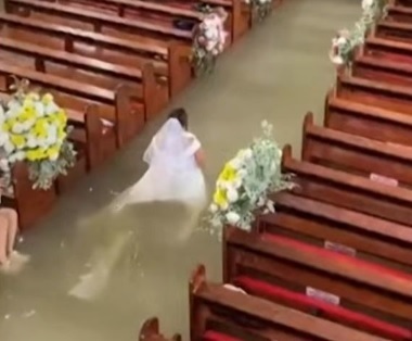 Noivos celebram casamento em igreja alagada nas Filipinas durante monção
