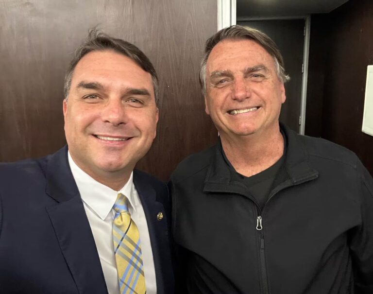 Flávio Bolsonaro realiza comício em Juiz de Fora no local do atentado de 2018